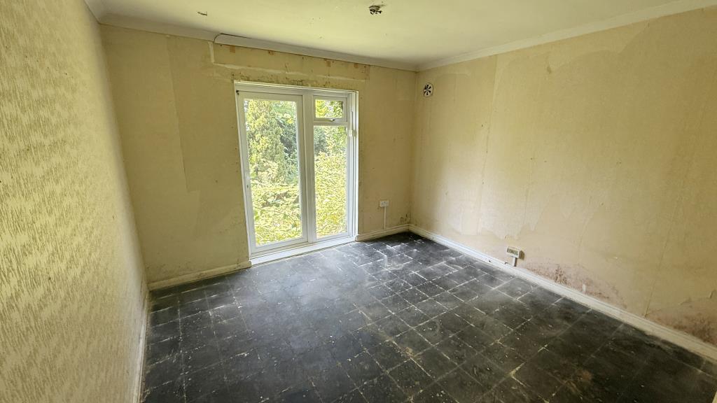 Lot: 83 - SEMI-DETACHED BUNGALOW IN NEED OF REFURBISHMENT - Internal image of bedroom one